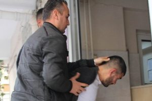 Sevgilisi tarafından darp edilen gen&ccedil; kadını polis kurtardı
