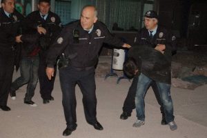 Sigara hırsızlarının cebinden 2 bin lira &ccedil;ıktı