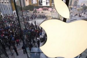 Apple zirveden d&uuml;şt&uuml;