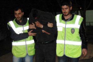 &Ouml;nce g&uuml;venlik kamerasına, sonra polise yakalandı