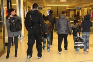 Serdar Orta&ccedil;'tan sokak &ccedil;ocuklarına b&uuml;y&uuml;k jest!