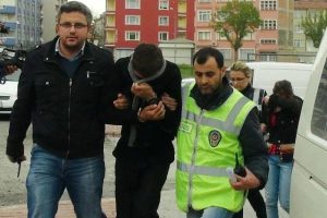 Sevgililer kuyumcudan y&uuml;z&uuml;k &ccedil;alarken yakalandı