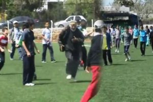 &Ouml;ğrencilerin arasına daldı ve...