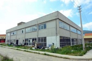 12 yıldır &ccedil;&uuml;r&uuml;meye terk edildi