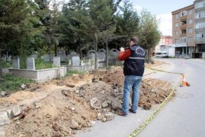 Mezarlıkta top mermisi bulundu