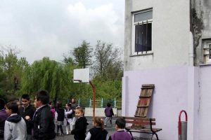 Okulun kameralarının kablolarını s&ouml;k&uuml;p, kasaları soydular