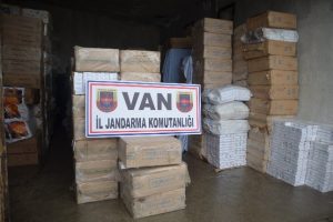 Jandarmadan ka&ccedil;ak akaryakıt operasyonu