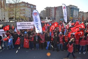 Metal iş&ccedil;ileri eylemlerini s&uuml;rd&uuml;r&uuml;yor