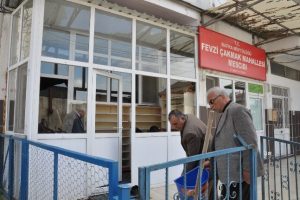 Mescidin camlarını kırdı