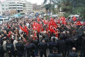 Bursa Valiliği &ouml;n&uuml;nde 'T.C.' tepkisi...