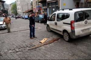 Yoldaki &ccedil;ukura vatandaştan tahtalı &ccedil;&ouml;z&uuml;m