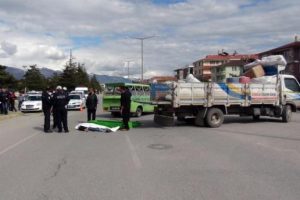 Kamyonete &ccedil;arpan s&uuml;r&uuml;c&uuml; &ouml;ld&uuml;