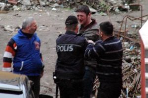 Polisle vatandaş &ccedil;atıştı