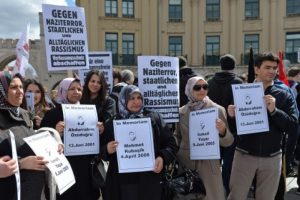 Almanya'da ırk&ccedil;ılara komik ceza