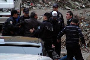 Polisle vatandaşlar arasında gerginlik