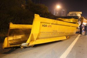 Seyir halinde a&ccedil;ılan damper k&ouml;pr&uuml;ye &ccedil;arptı