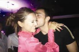 Demet Akalın'a 20 bin TL'lik hediye