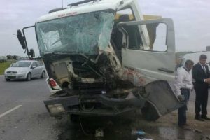 İki kamyon &ccedil;arpıştı: 1 yaralı