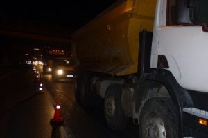 A&ccedil;ılan kamyon damperi otoyoldaki k&ouml;pr&uuml;ye takıldı