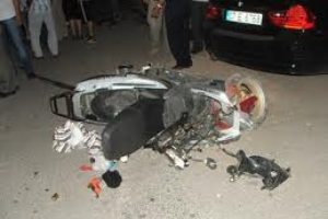 Motosikletten d&uuml;şt&uuml; hayatını kaybetti