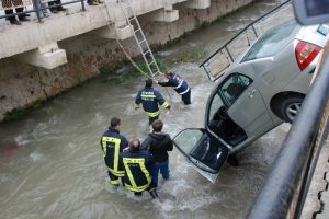Doktor, dereye u&ccedil;an otomobilde mahsur kaldı