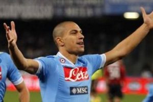 G&ouml;khan Napoli'de kalıyor