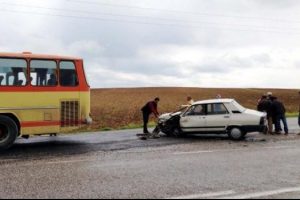 Otomobil ile otob&uuml;s &ccedil;arpıştı
