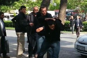 Kaza yapan s&uuml;r&uuml;c&uuml;ye meydan dayağı