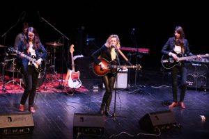Folk rock m&uuml;ziğinin yeni y&uuml;z&uuml; Nil&uuml;fer'i salladı