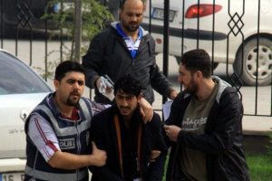 Polisleri karşısında g&ouml;r&uuml;nce  esrarı sobada yakmaya &ccedil;alıştı