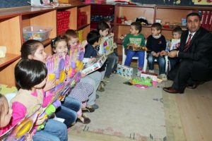 &Ouml;ğrencilere oyuncak, velilere g&uuml;l dağıtıldı