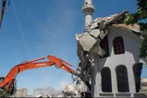 AVM i&ccedil;in cami yıktılar