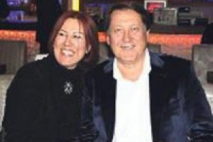 &Uuml;nl&uuml; &ccedil;iftten mutluluk pozu