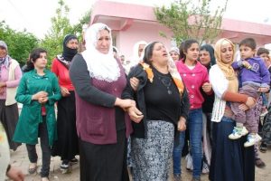 Gelinlikle &ccedil;ıktığı eve kefenle girdi