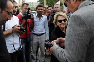 Akiller sivil polislerin g&ouml;r&uuml;nt&uuml;lerine el koydu