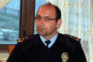 Emniyet m&uuml;d&uuml;r&uuml; odasında &ouml;ld&uuml;