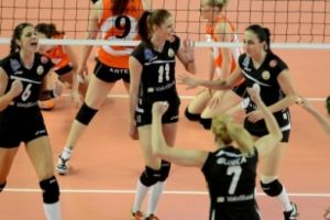 Vakıfbank şampiyonluğa &ccedil;ok yakın