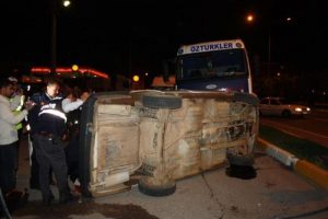 Akaryakıt dolu tanker otomobile &ccedil;arptı: 2 yaralı