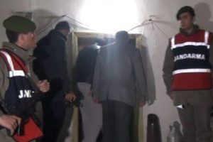 76'lık dede 80 yaşındaki komşusunu &ouml;ld&uuml;rd&uuml;