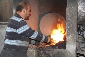 42 yıldır demircilik mesleğini yaşatıyor