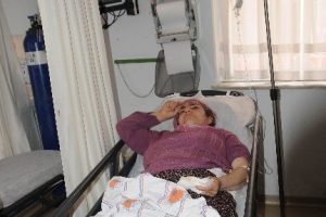 Gelin kaynanasını bı&ccedil;akladı
