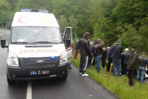 Cenazeye giderken yoldan &ccedil;ıkan otomobil kaza yaptı