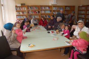 &Ccedil;ocuklar ve anneler k&uuml;t&uuml;phanede buluşuyor