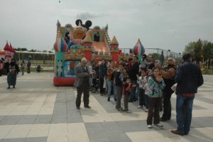 Şenliklerde en b&uuml;y&uuml;k ilgi oyun gruplarına