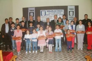 Geleceğin ressamları &ouml;d&uuml;llerini aldı