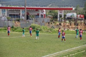 Gen&ccedil; futbolculardan ilgin&ccedil; protesto