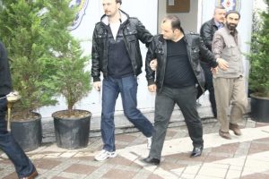 Kişiyi h&uuml;rriyetinden yoksun bırakmaya &uuml;&ccedil; yıl d&ouml;rt ay hapis