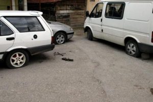 27 aracın lastiklerini patlattı