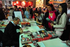 İzmirliler kitap fuarına akın etti