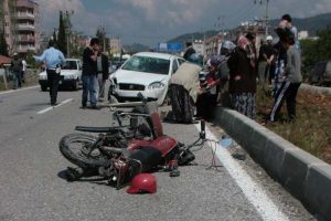 Motosiklet s&uuml;r&uuml;c&uuml;s&uuml; kazada yaralandı